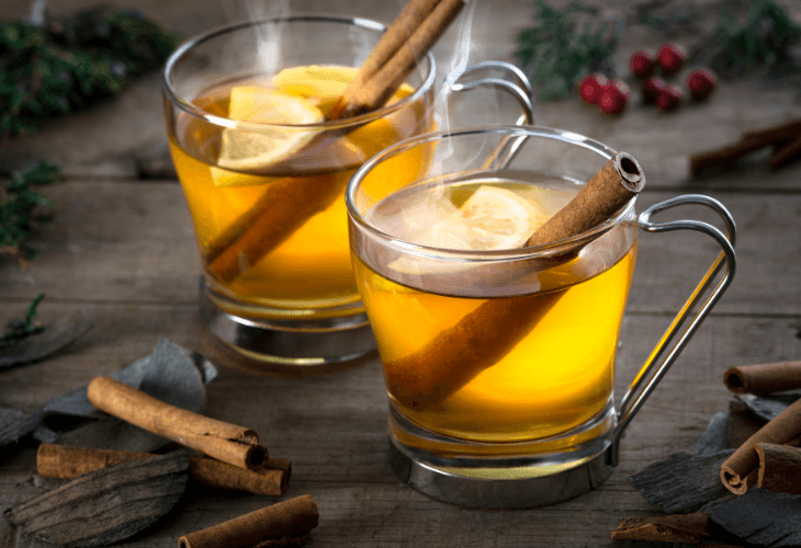 Cocktails y bebidas navideñas con frutas de temporada